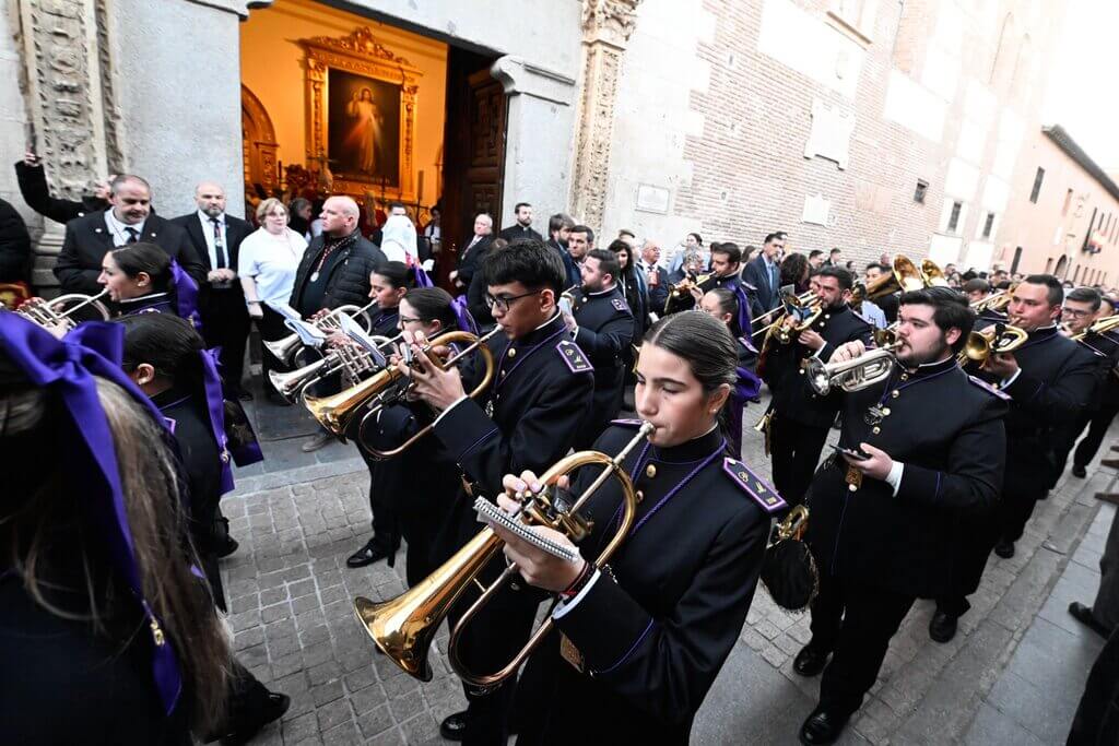 El Cristo Atado a la Columna y la Virgen de las Lágrimas llenan la calle Imagen en una de las salidas más esperadas 6 Cristo Atado a la Columna y Maria Santisima de las Lagrimas y del Consuelo 6