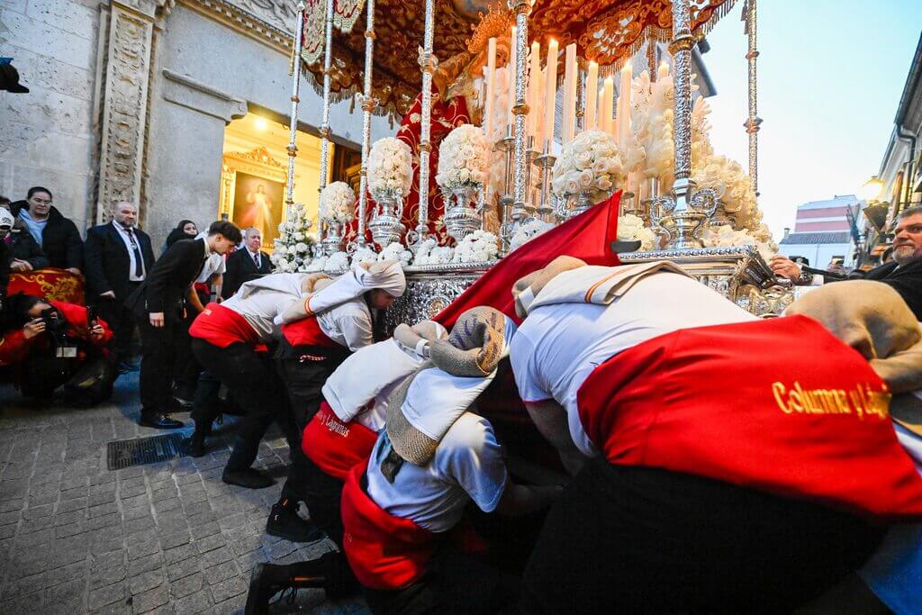 El Cristo Atado a la Columna y la Virgen de las Lágrimas llenan la calle Imagen en una de las salidas más esperadas 7 Cristo Atado a la Columna y Maria Santisima de las Lagrimas y del Consuelo 7