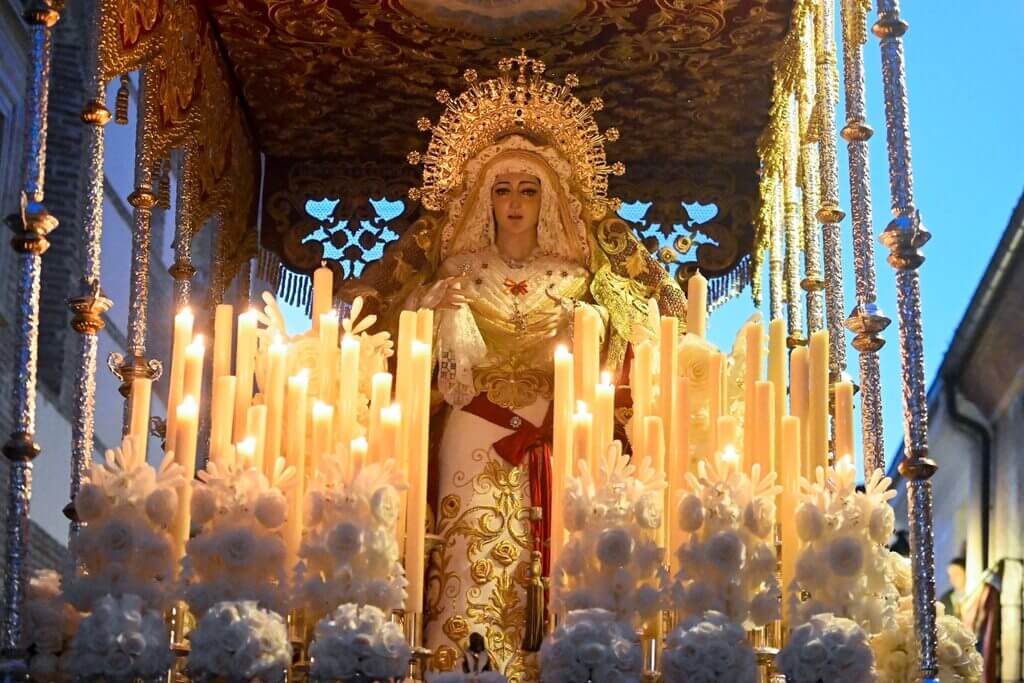 El Cristo Atado a la Columna y la Virgen de las Lágrimas llenan la calle Imagen en una de las salidas más esperadas 9 Cristo Atado a la Columna y Maria Santisima de las Lagrimas y del Consuelo 9