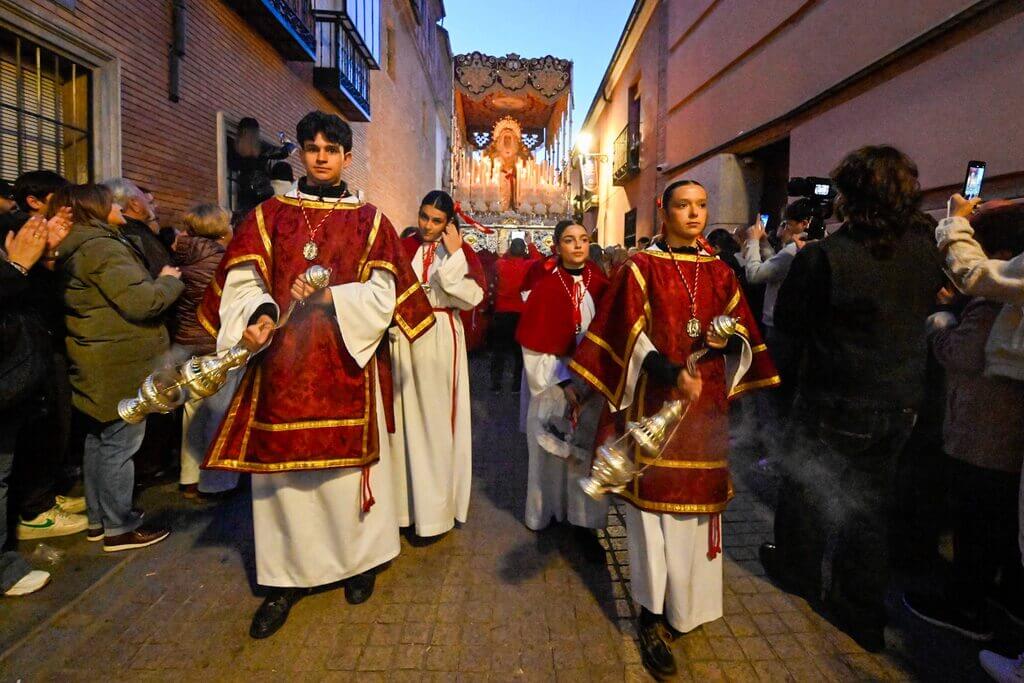 El Cristo Atado a la Columna y la Virgen de las Lágrimas llenan la calle Imagen en una de las salidas más esperadas 11 Cristo Atado a la Columna y Maria Santisima de las Lagrimas y del Consuelo