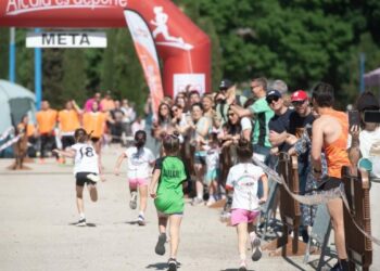 La Isla del Colegio y el paseo del río Henares acogen el Cross Escolar del Distrito V con amplia participación