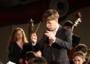 El director y músico alcalaíno Coque Jiménez llena el Paco de Lucía con una gala de zarzuela y emociona al público