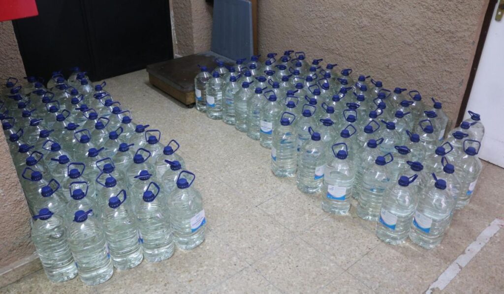 Alcalá va recuperando el agua de forma progresiva pero algunas zonas podrían tardar más en normalizarse 1 Garrafas agua 1