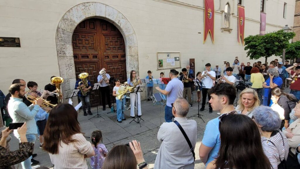 El Conservatorio llena de música el centro histórico con una tarde de actuaciones al aire libre 1 actuacion viento metal conservatorio