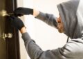 Así actúan los ladrones en viviendas: del resbalón al bumping, las técnicas más usadas para entrar en casa