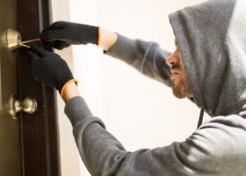 Así actúan los ladrones en viviendas: del resbalón al bumping, las técnicas más usadas para entrar en casa