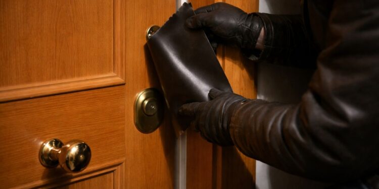 forzar puerta resbalon