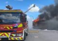 Doce dotaciones de bomberos controlan un incendio de cartón y papel en una nave industrial de Alcalá