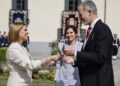 Judith Piquet entrega el bastón de mando a Felipe VI antes de la ceremonia del Premio Cervantes