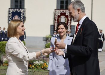 Judith Piquet entrega el bastón de mando a Felipe VI antes de la ceremonia del Premio Cervantes