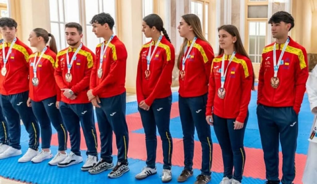 Tolón recibe a los medallistas españoles del Europeo base de kárate tras lograr 14 metales en febrero 1 karate