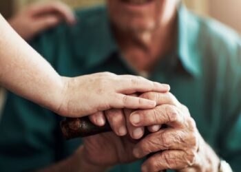 La nueva estrategia estatal amplía los cuidados paliativos más allá de la fase terminal y prioriza la detección precoz