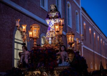 Medinaceli recupera su gran noche en Jueves Santo con una procesión multitudinaria por el casco histórico