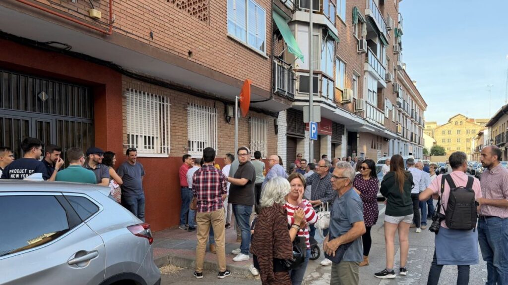 militantes puerta sede psoe