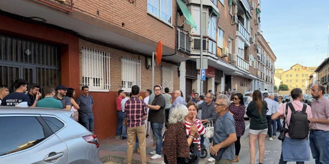 militantes puerta sede psoe