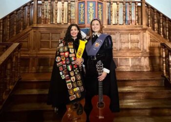 Mujeres tunas participan por primera vez en la tradicional actuación del Premio Cervantes