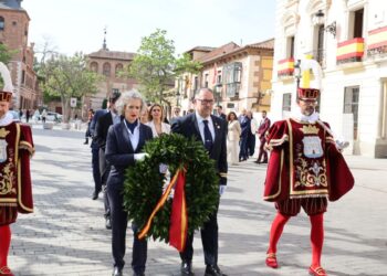 Alcalá de Henares celebra la ofrenda de laurel a Cervantes antes de la entrega del Premio Cervantes