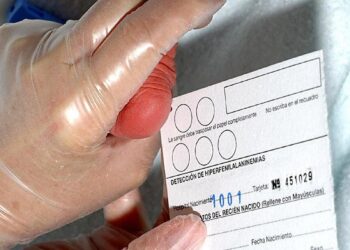 Sanidad amplía la prueba del talón a 21 enfermedades y eleva hasta los 74 años el cribado colorrectal