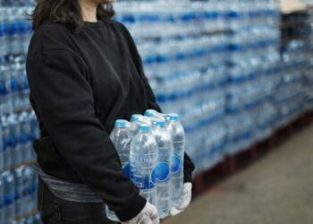 La Asociación de Vecinos de El Olivar ofrece ayuda para llevar agua a casa a vecinos con dificultades de movilidad