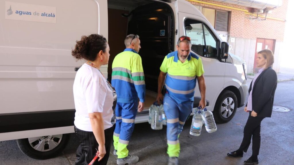 Alcalá comienza el reparto de garrafas y prepara camiones cisterna tras la incidencia que ha dejado sin agua a 44 municipios 1 reparto de agua