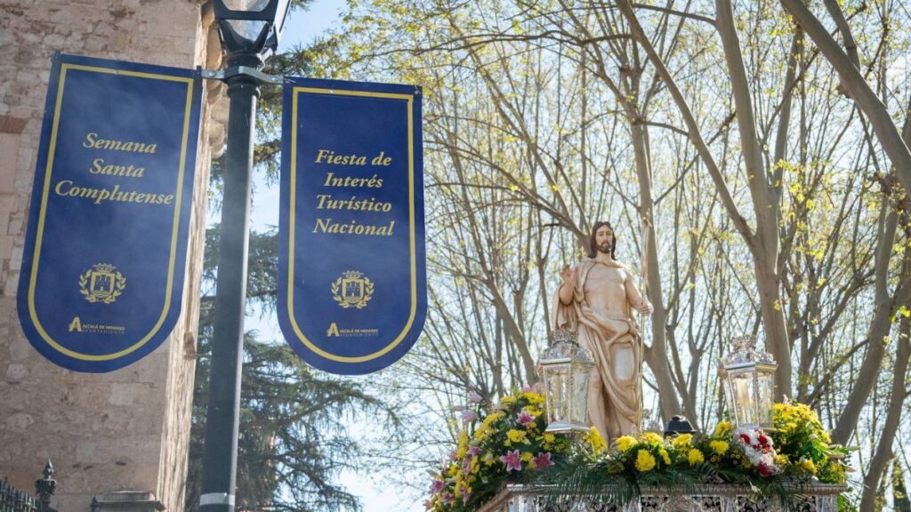 La procesión del Resucitado cierra la Semana Santa de Alcalá con un recorrido alterado por las obras en Santos Niños 1 resucitado