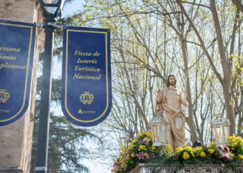 La procesión del Resucitado cierra la Semana Santa de Alcalá con un recorrido alterado por las obras en Santos Niños