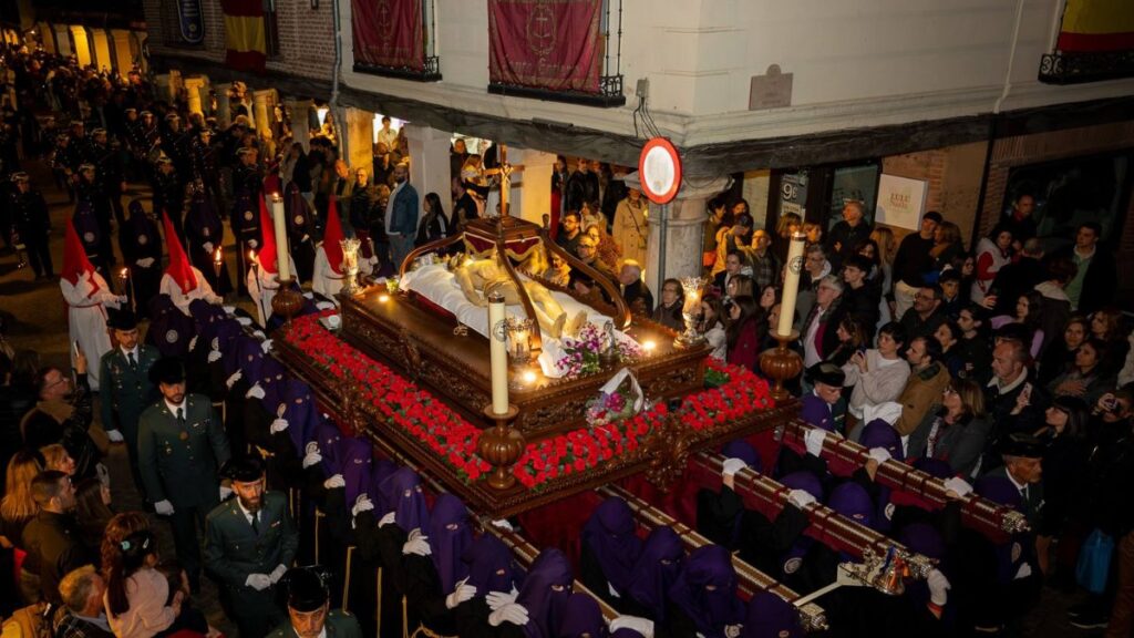 La procesión del Santo Entierro congrega a cientos de personas en la Catedral Magistral en una de sus noches más multitudinarias 1 santo entierro 2