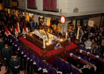 La procesión del Santo Entierro congrega a cientos de personas en la Catedral Magistral en una de sus noches más multitudinarias