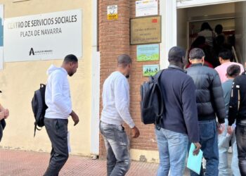 Las primeras horas de la regularización dejan colas y esperas en varios servicios municipales