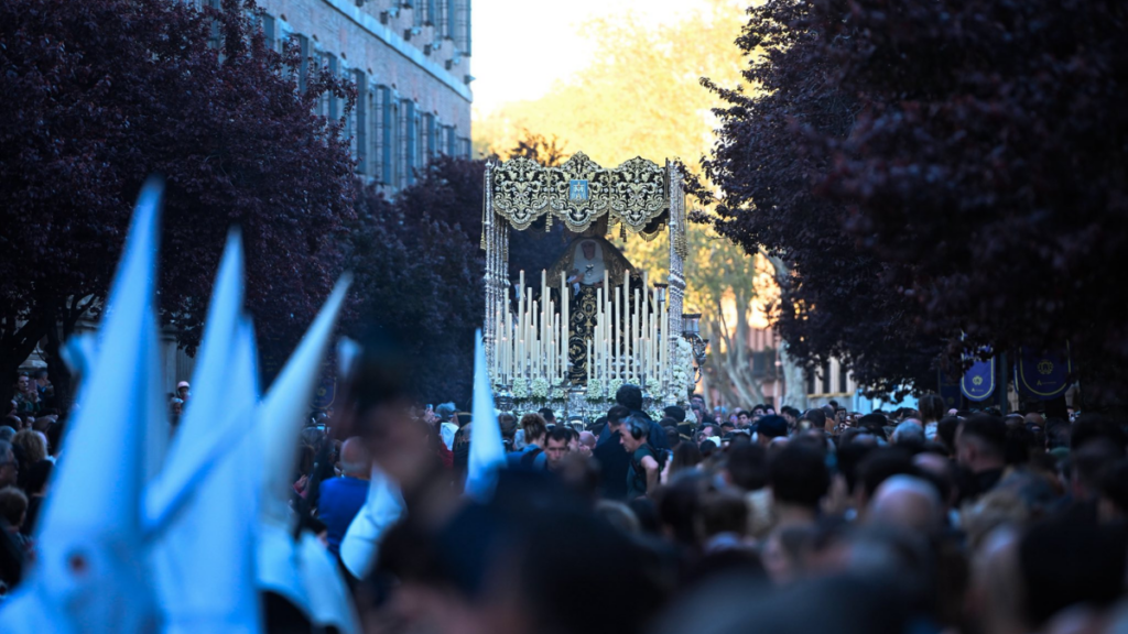 La Soledad Coronada recupera su procesión completa por el centro en un Viernes Santo de gran afluencia 1 soledad coronada