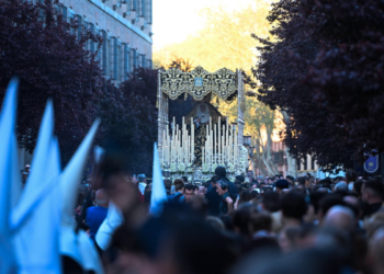 La Soledad Coronada recupera su procesión completa por el centro en un Viernes Santo de gran afluencia