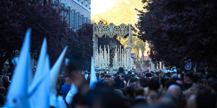 La Soledad Coronada recupera su procesión completa por el centro en un Viernes Santo de gran afluencia 1 Foto: Ayuntamiento de Alcalá