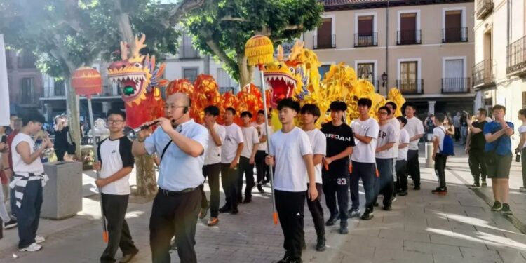 La Plaza de Cervantes reunió folclore, música y tradiciones en las Jornadas de Diversidad Cultural 1 Fuente: Ayto Alcalá de Henares