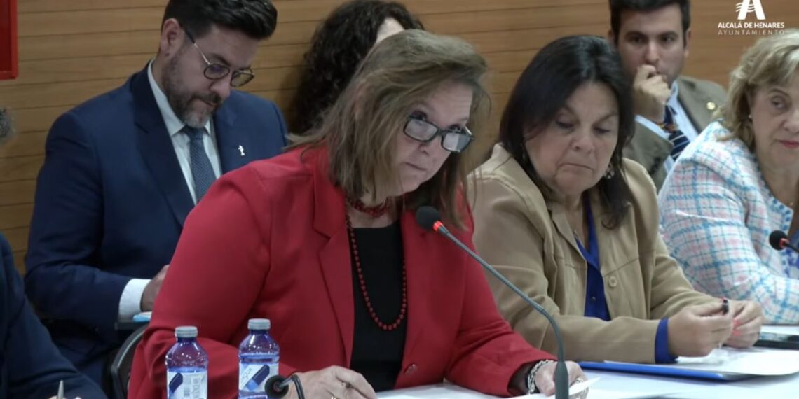 El PP reprocha a Acosta tres años de contratos caducados, servicios pendientes y problemas en Ciudad Deportiva 1 Lola López, concejal de Educación