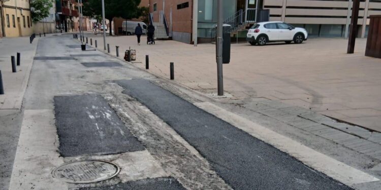 Rehabilitan el firme de la calle Carmen Descalzo en una nueva actuación de mantenimiento viario 1 Fuente: RRSS Antonio Saldaña