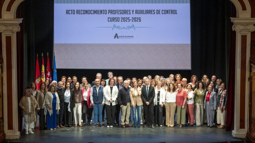 Alcalá reconoce a 45 docentes jubilados por una trayectoria dedicada a la enseñanza pública 1 acto profesores jubilados