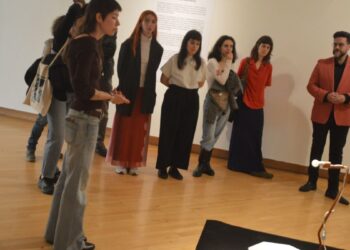 La exposición ‘Veoveo: un margen habitado’ reúne en Santa María La Rica obras sobre la vida en las periferias