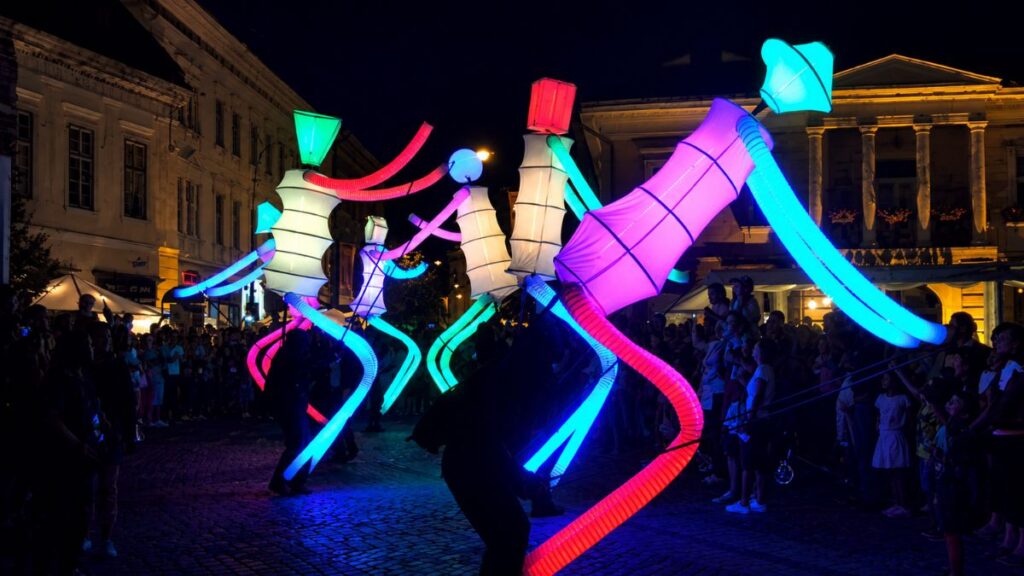 Big Dancers llenará de marionetas gigantes y música el casco histórico de Alcalá dentro del festival de artes escénicas 1 big dancers