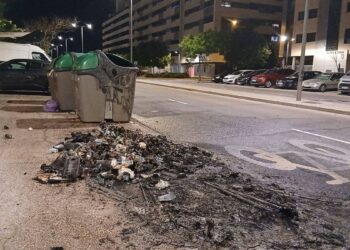 Arden varios contenedores en Espartales Norte tras alertar los vecinos de una explosión