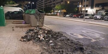 Arden varios contenedores en Espartales Norte tras alertar los vecinos de una explosión