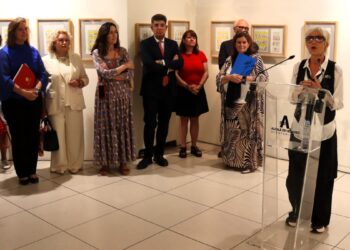 Maitena inaugura en la Capilla del Oidor una retrospectiva sobre tres décadas de humor gráfico y crítica social