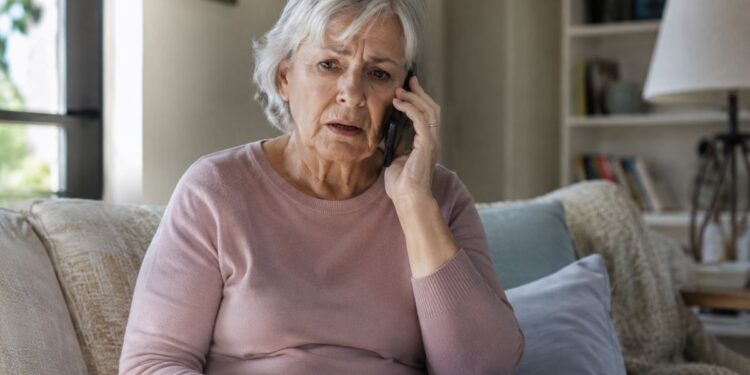La Policía Nacional alerta de la estafa de la urgencia hospitalaria tras detectar llamadas con falsos accidentes familiares 1 mujer hablando telefono