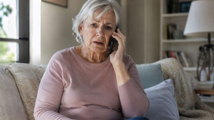 mujer hablando telefono