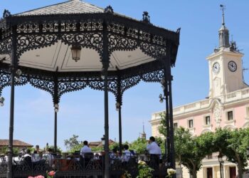 La Banda Sinfónica Complutense llena de música popular el Quiosco de la Plaza de Cervantes