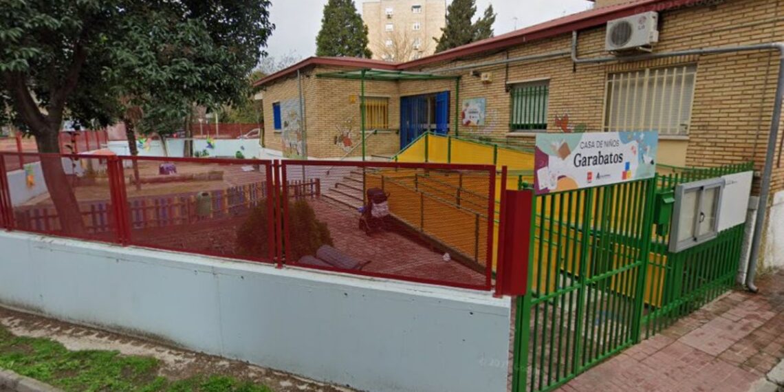 Familias de la Casa de Niños Garabatos denuncian dos años de espera para instalar toldos en el patio 1 Fuente: Google Maps