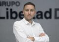 Lo que no se ve en la radio: el oficio invisible que Javier García Romero lleva al papel