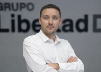 Lo que no se ve en la radio: el oficio invisible que Javier García Romero lleva al papel