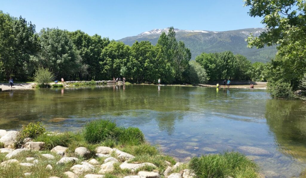 Piscinas naturales de Madrid: guía para elegir entre zonas de baño oficiales y piscinas en la sierra 1 Piscina natural