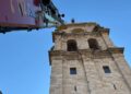 Los bomberos rescatan una cigüeña atrapada en un saliente a varios metros de su nido