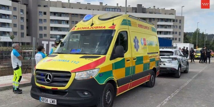 Fallece un hombre al ser aplastado por la pala de una grúa en una obra de viviendas de Alcalá de Henares 1 ambulancia 112
